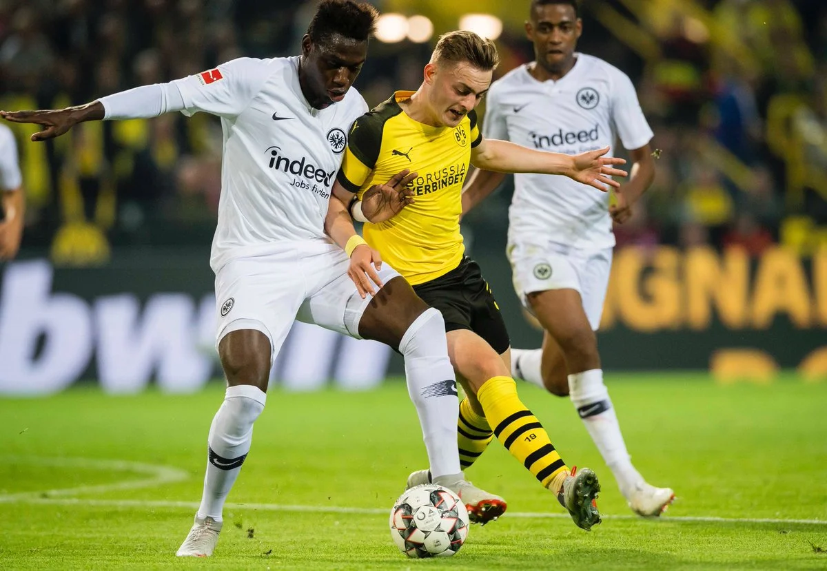 Ройс в борьбе с защитником