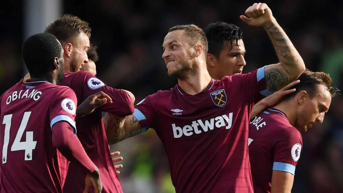 Андрій Ярмоленко заслужив дружніх "стусанів" від Арнаутовіча за свій дубль