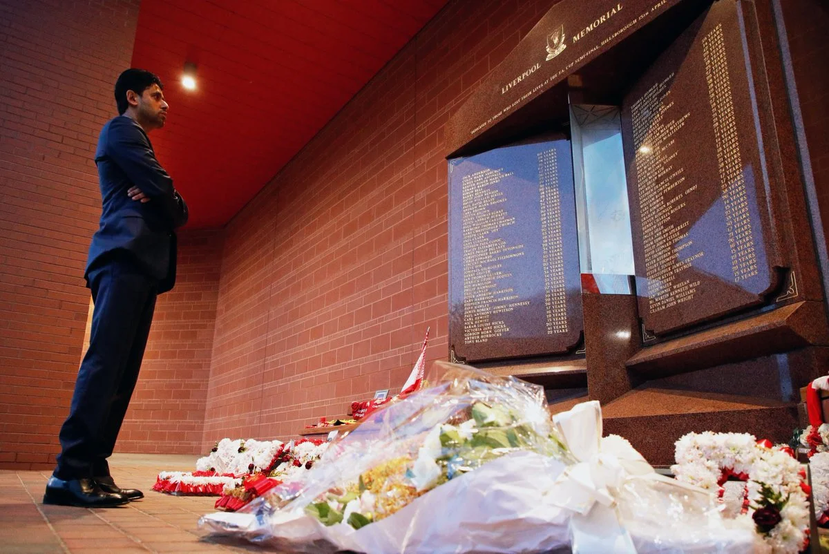 Нассер Аль-Хелаїфі біля пам'ятника жертвам Хіллсборо / ФК ПСЖ