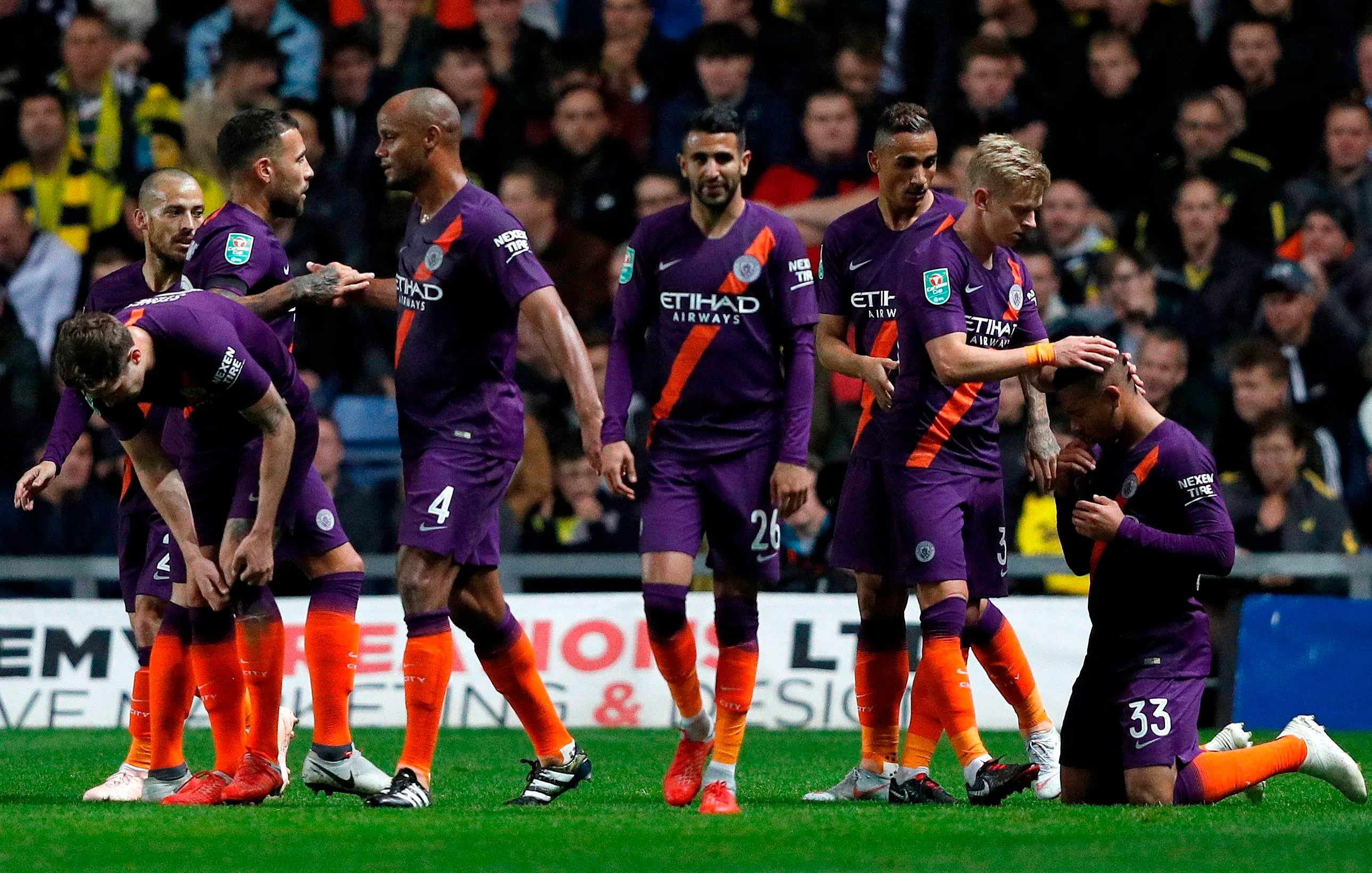 Олександр Зінченко вітає Жезуса з голом (праворуч)