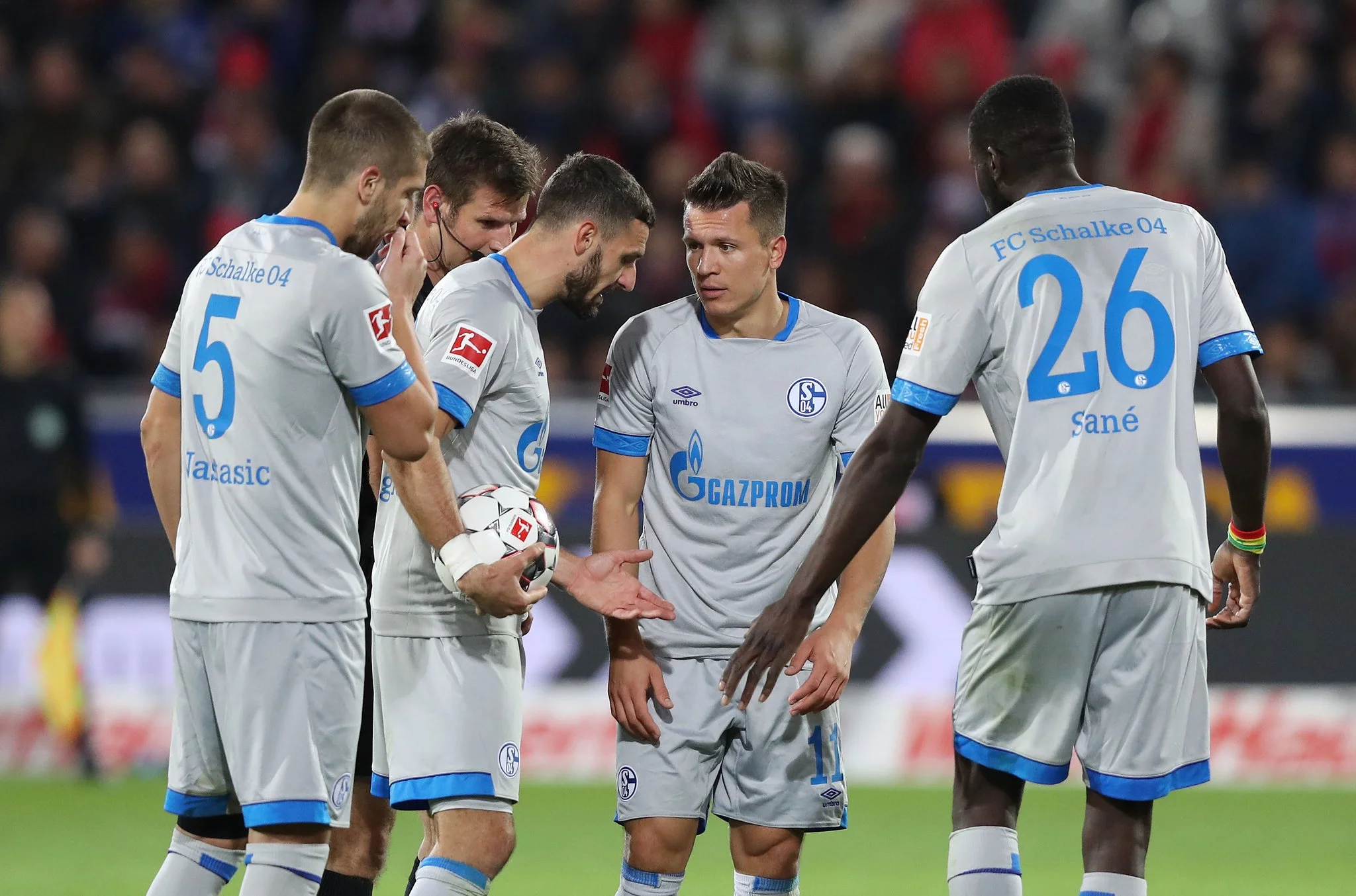 Коноплянка выпрашивает право пробить штрафной / dpa