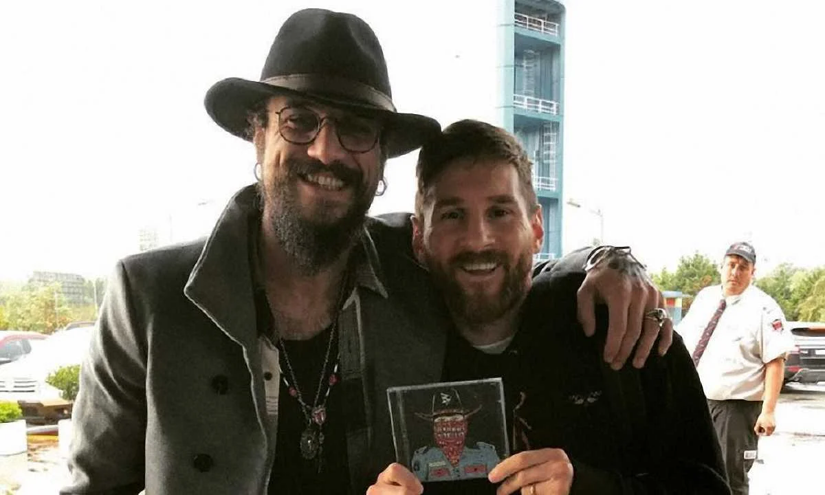 Освальдо подарував свій диск Лео Мессі