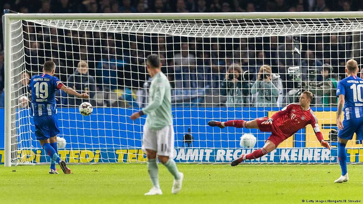 Ибишевич забивает пенальти в ворота Нойера / Getty Images