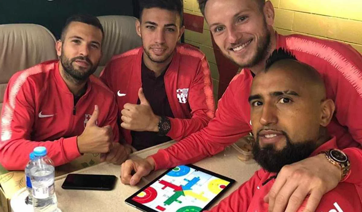 Артуро Видаль в компании партнеров по Барселоне – Альбы, Мунира и Ракитича