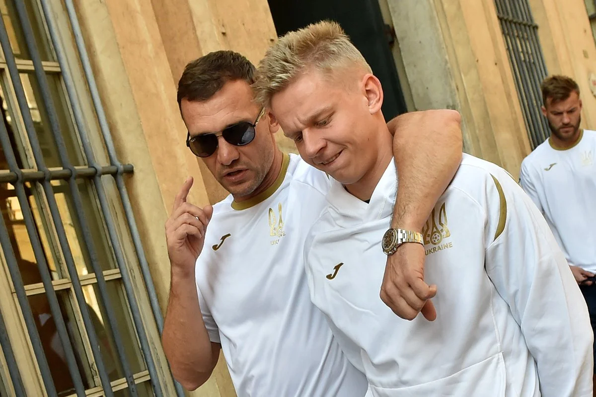 Олександр Зінченко слухає настанови Андрія Шевченка / фото ФФУ