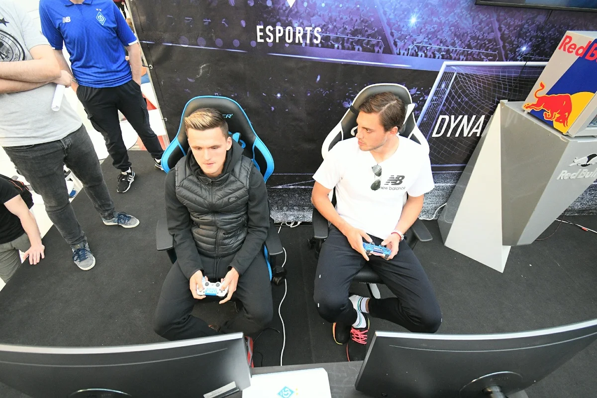 Олександр Андрієвський та Георгій Бущан грають у FIFA 19