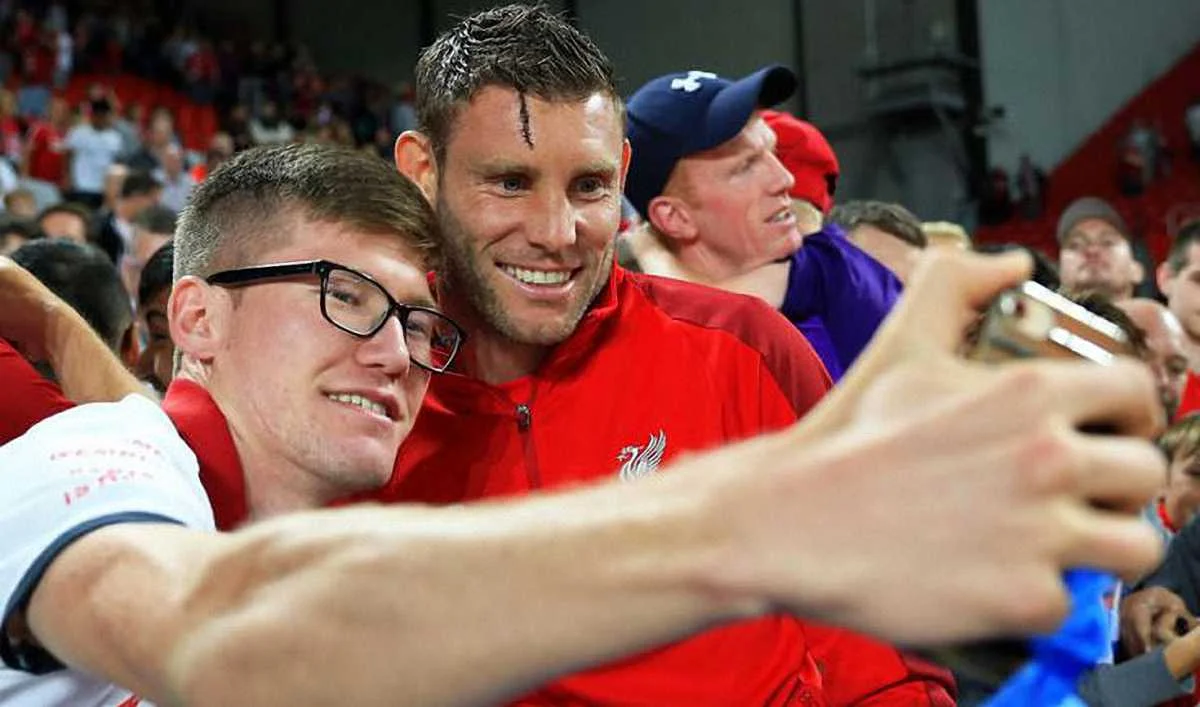 Джеймс Мілнер із шанувальниками