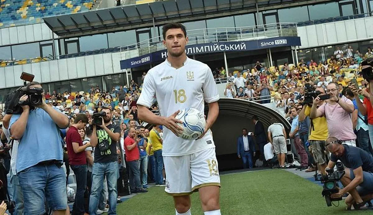 Белая форма сборной Украины / ФФУ