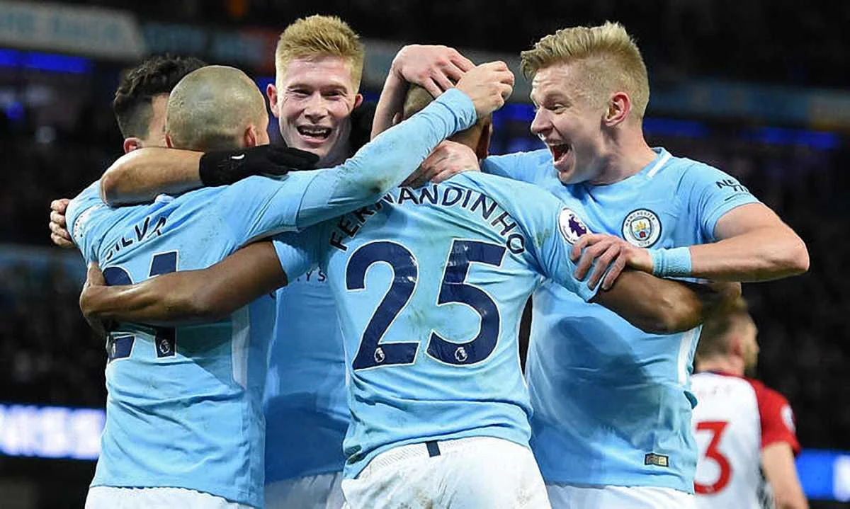 Зинченко (справа) рассказывает игрокам Манчестер Сити об Украине / Фото Reuters