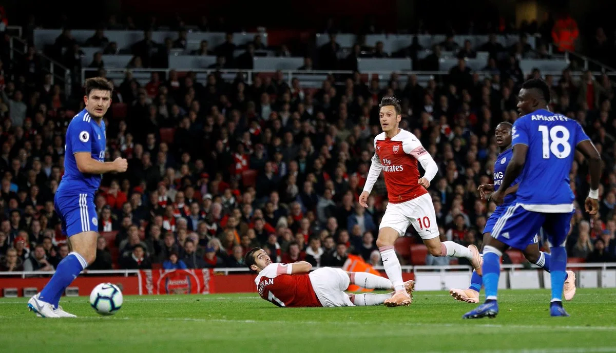 Озил сравнивает счет в матче / Твиттер АПЛ