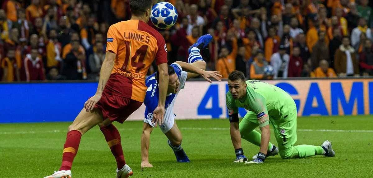 Муслера сбивает Коноплянку / dpa