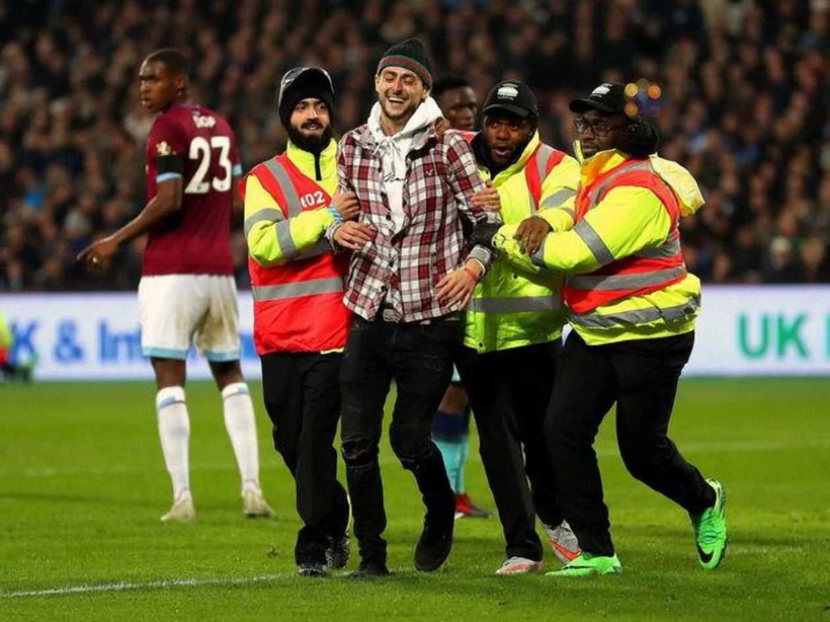 Вест Хэм пожизненно дисквалифицировал двух болельщиков