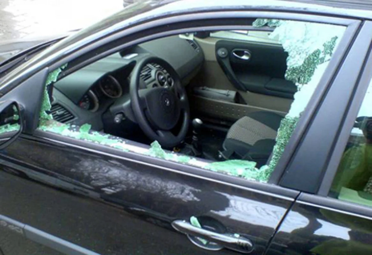 Злочинці розбили скло у автомобілі / Соцмережі