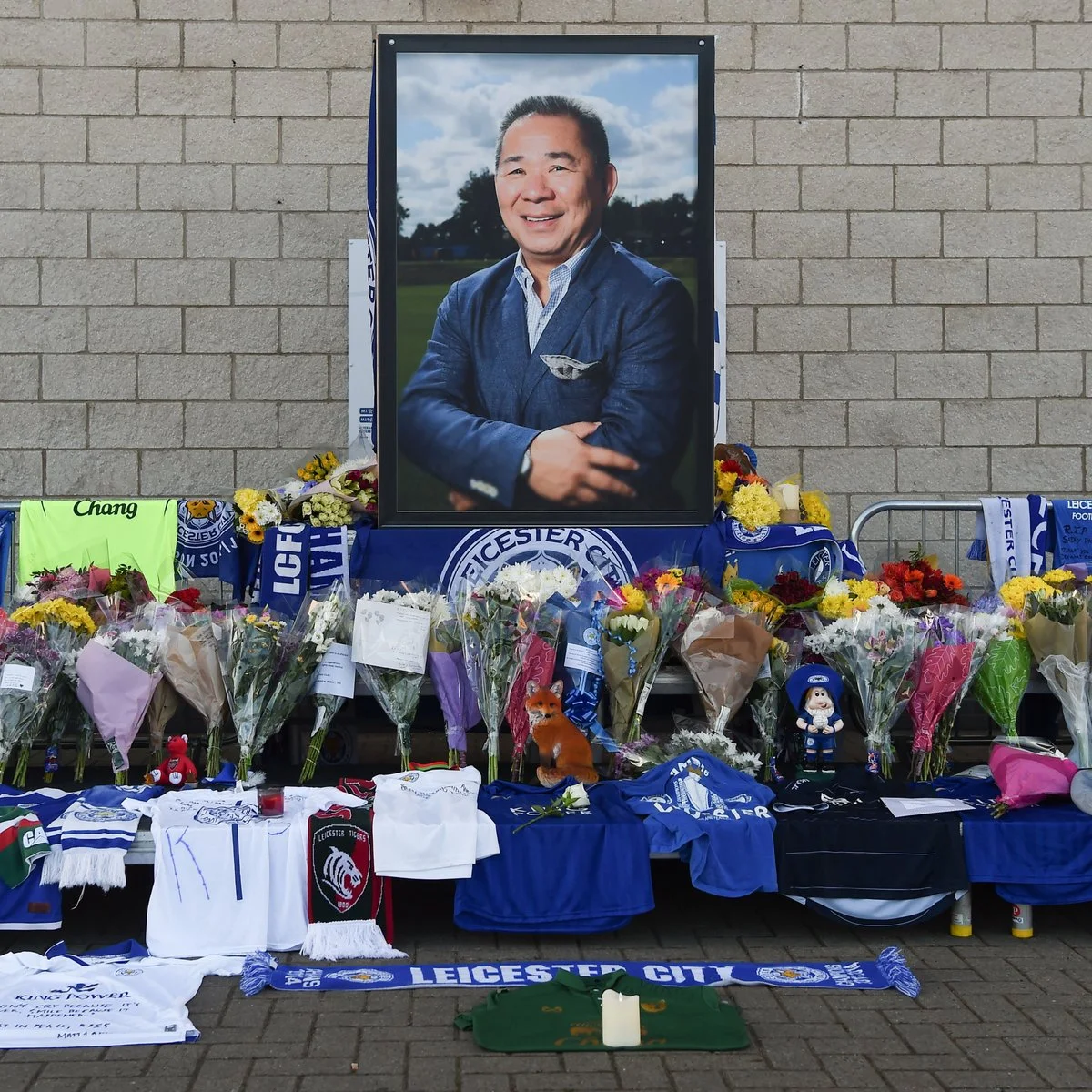 Цветы и атрибутика в честь погибшего Вишая Шривадданапрабха / соцсети