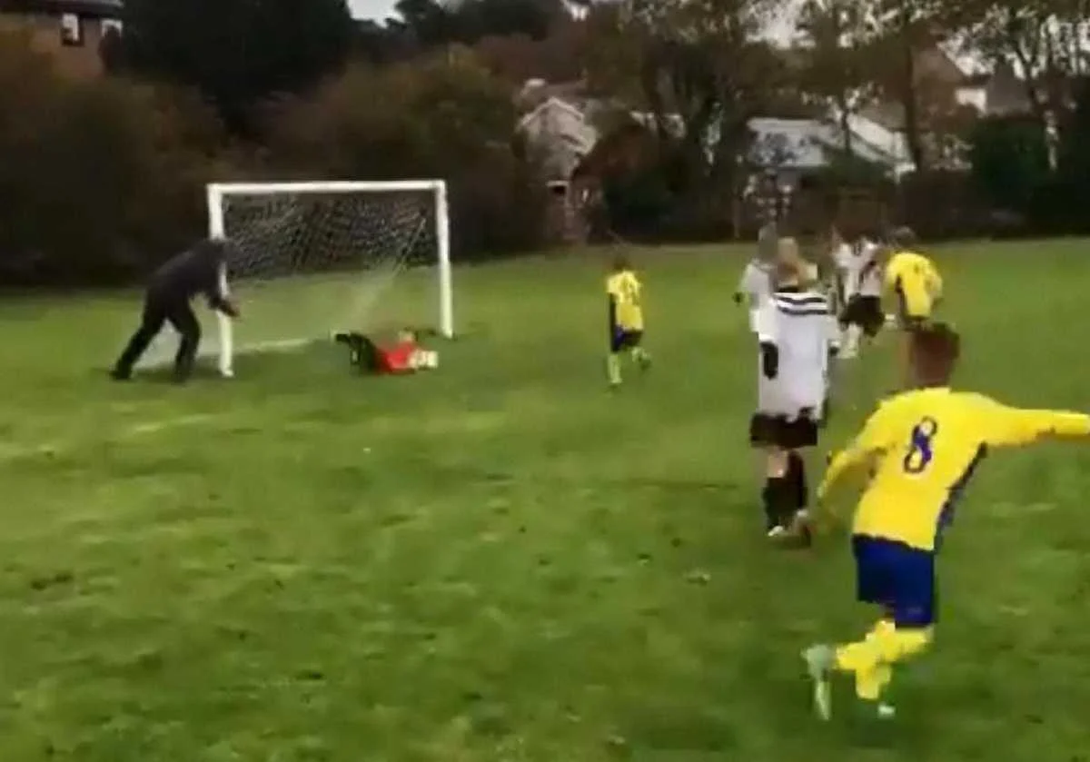 Батько допоміг своєму сину здійснити сейв