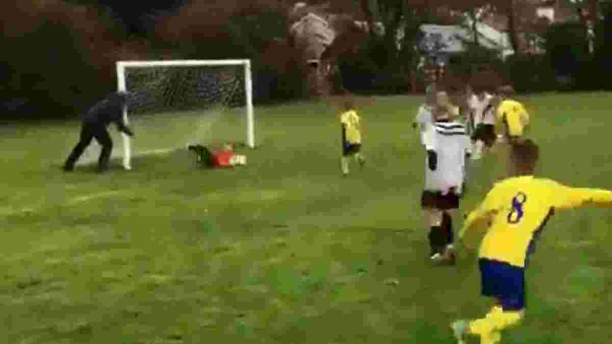 Відео дня: батько кумедно штовхнув на м'яч свого сина-воротаря, який ловив ґав – суперсейв розриває мережу