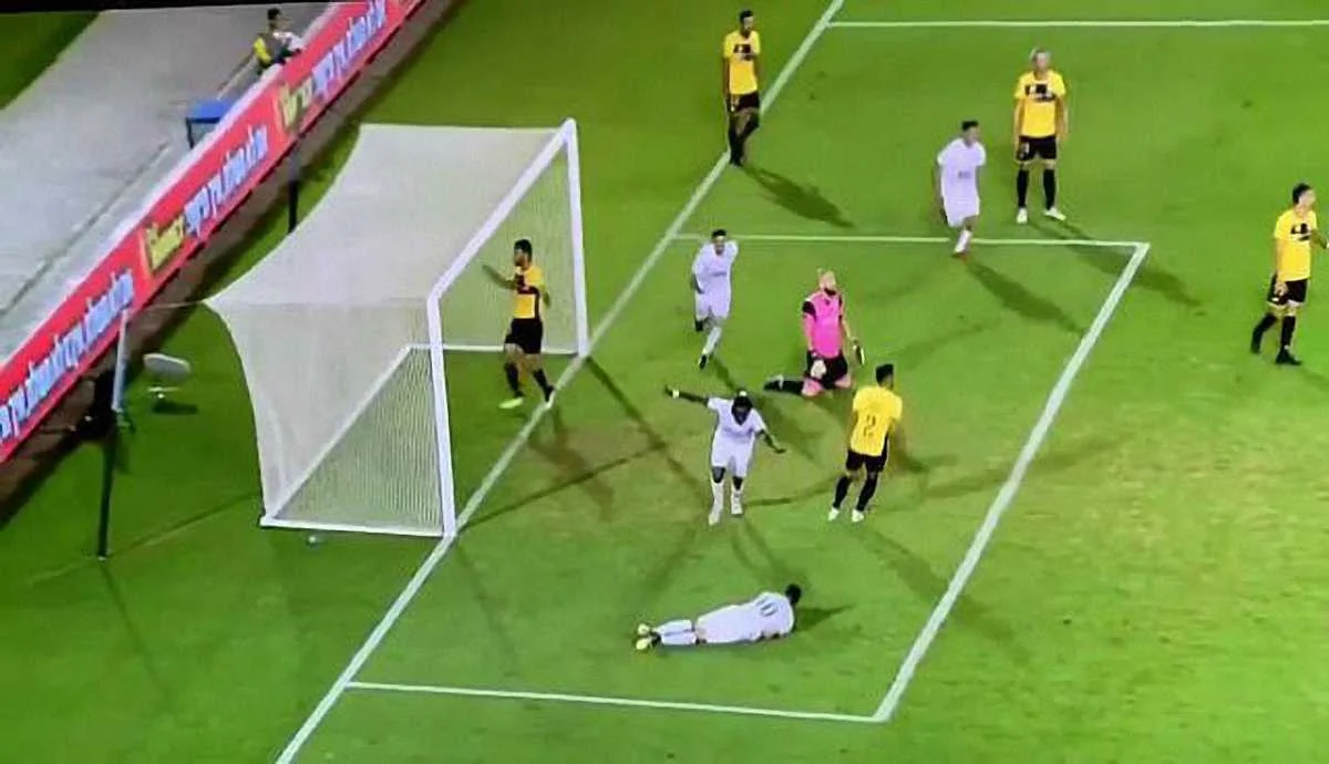 Курьезный гол Хабибу / соцсети