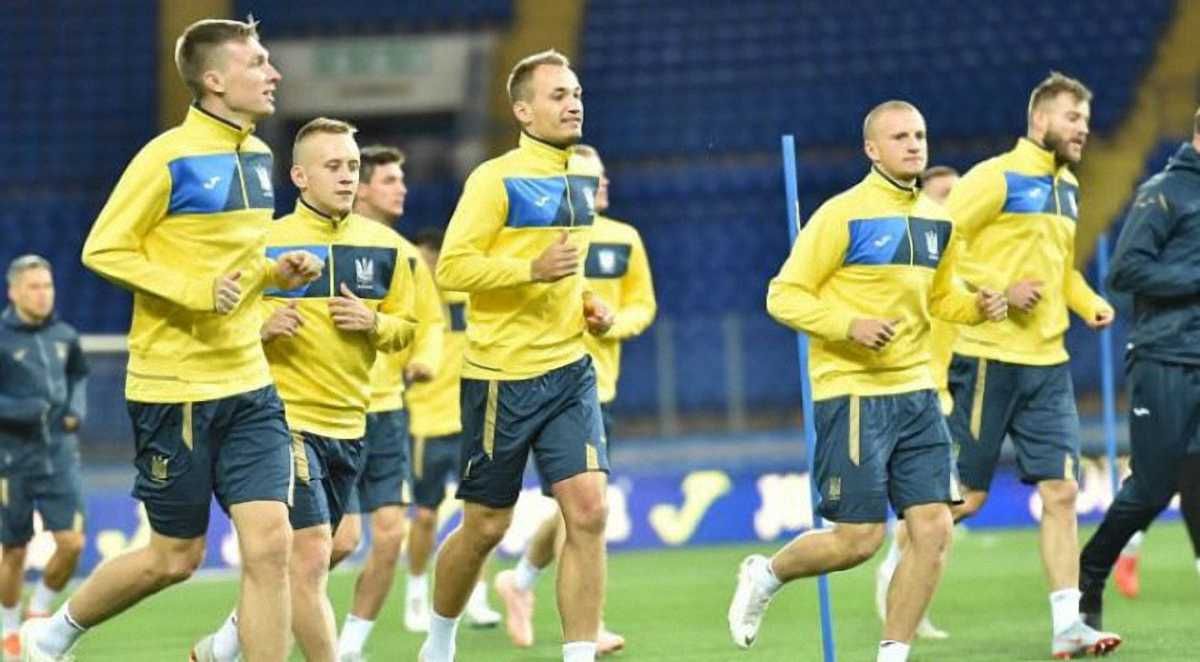 Євген Макаренко на тренуванні (у центрі) / ФФУ