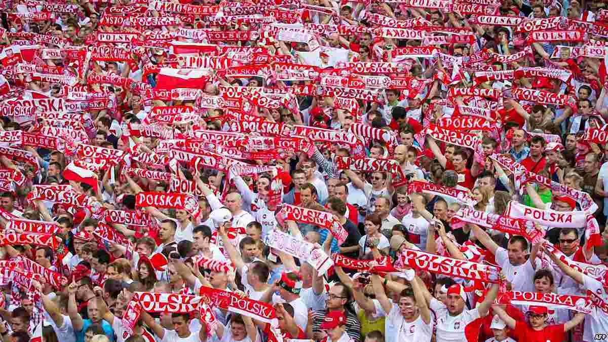 "Львов – колыбель польского футбола": фанаты сборной Польши вывесили неоднозначный баннер на матче с Чехией

