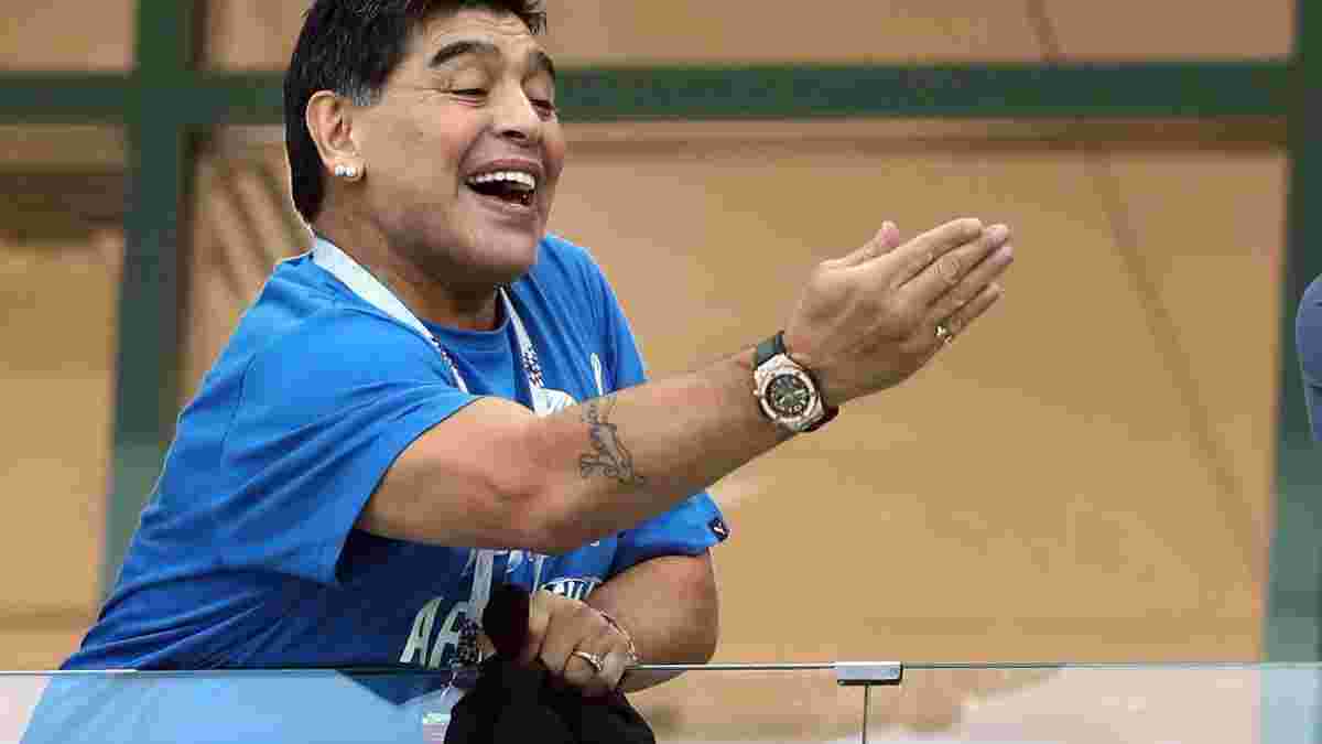 Марадона знову "запалює" – аргентинець задрімав під час матчу свого Дорадоса: його збудив телефон