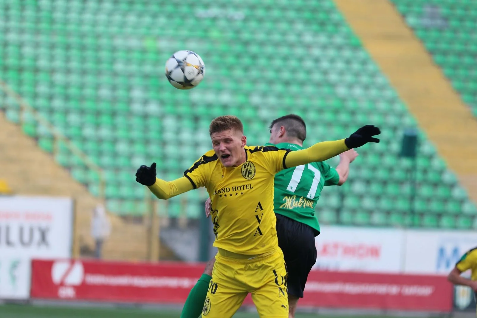 Карпати розписали нычию з Рухом