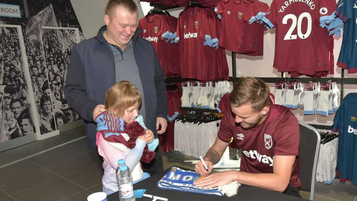 Андрей Ярмоленко с фанатами / фото: ФК Вест Хэм