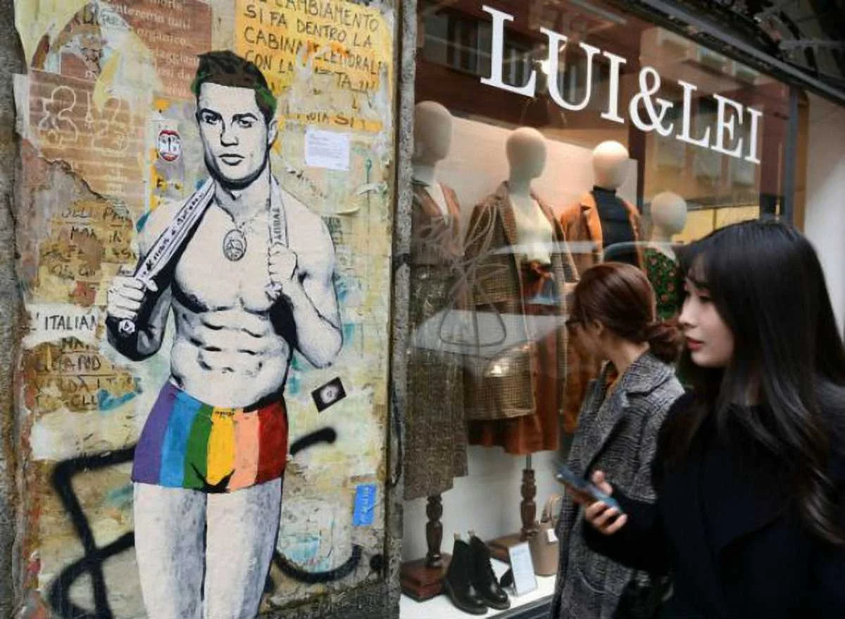 "Секрет Роналду" – у Мілані з'явилося графіті з володарем "Золотого м'яча" у спідній білизні кольорів веселки