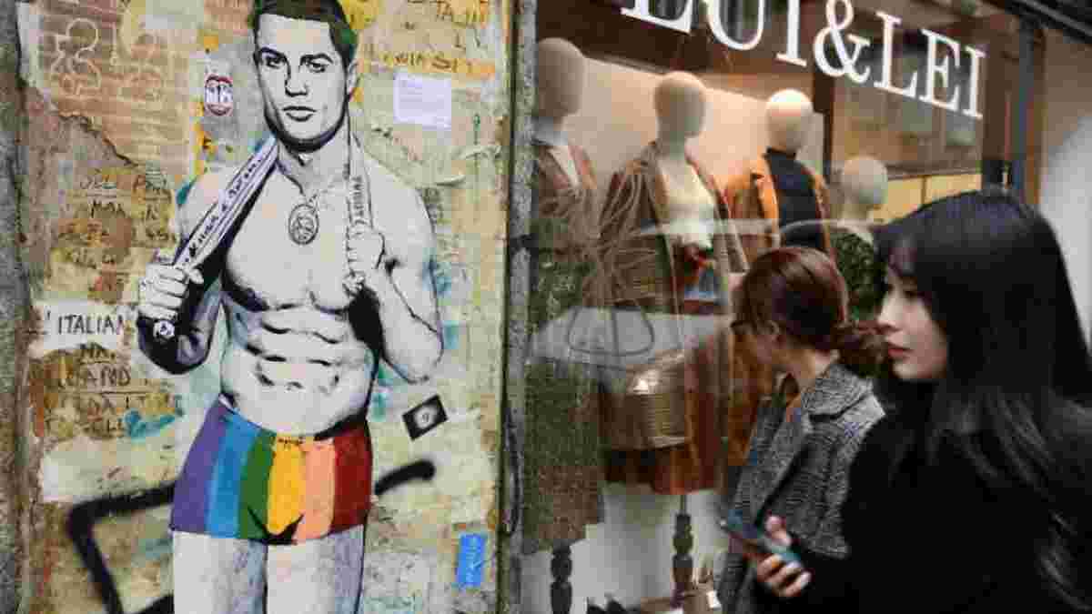 "Секрет Роналду" – в Милане появилось граффити с обладателем "Золотого мяча" в нижнем белье цветов радуги
