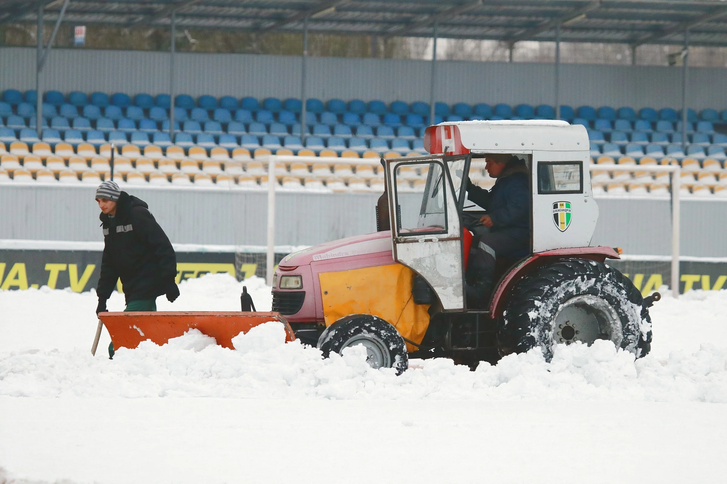 Олександрія героїчно рятує стадіон від наслідків снігопаду / Фото ФК Олександрія
