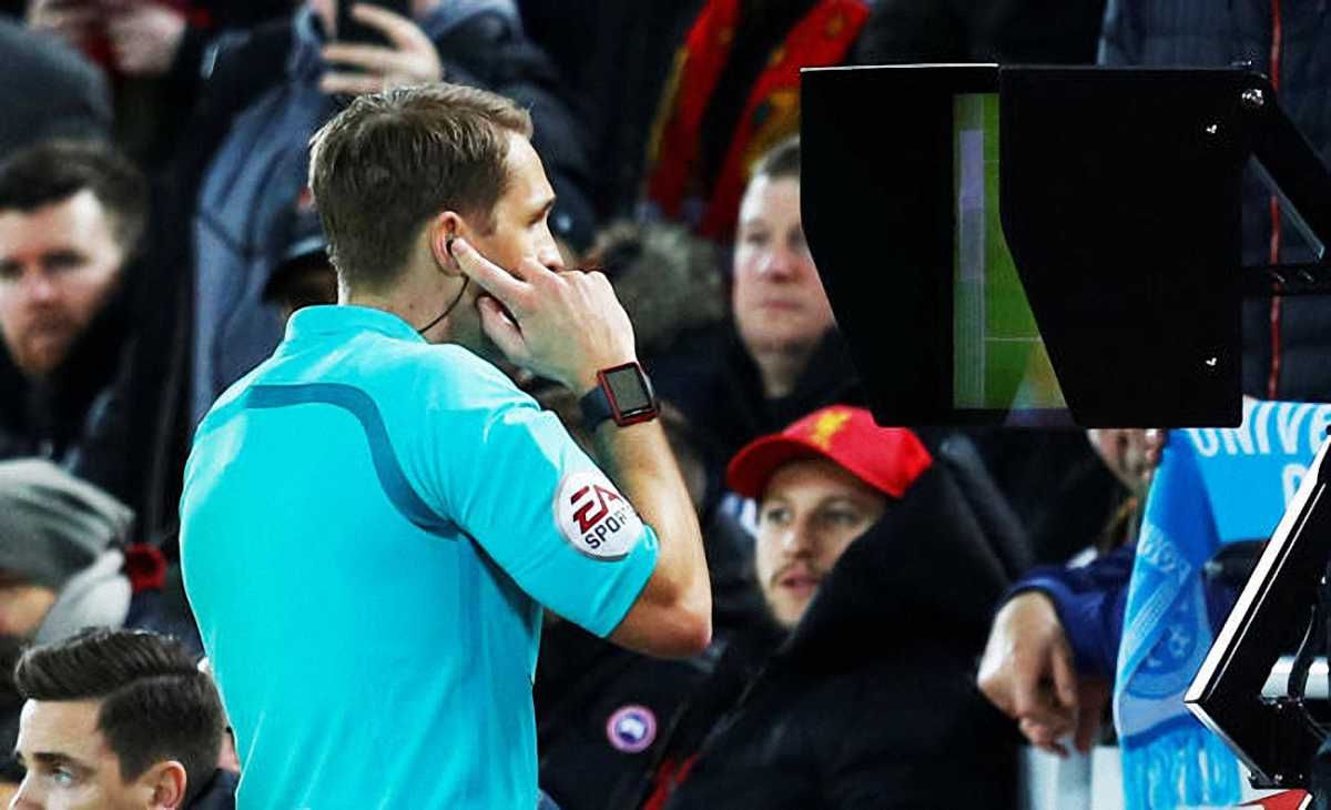 Арбитр просматривает эпизод при помощи VAR / соцсети
