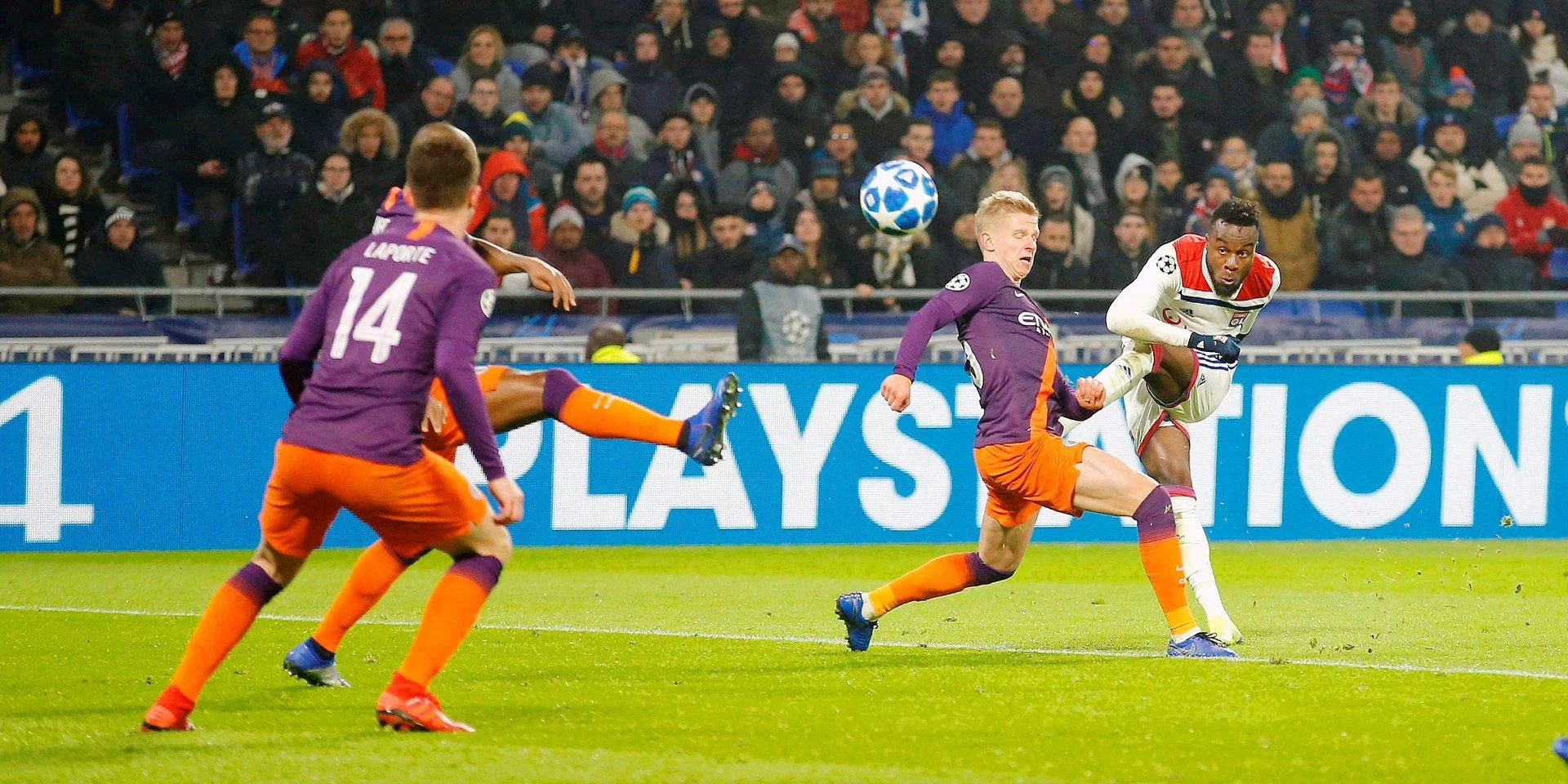 Корне из-под Зинченко открывает счет / Getty Images