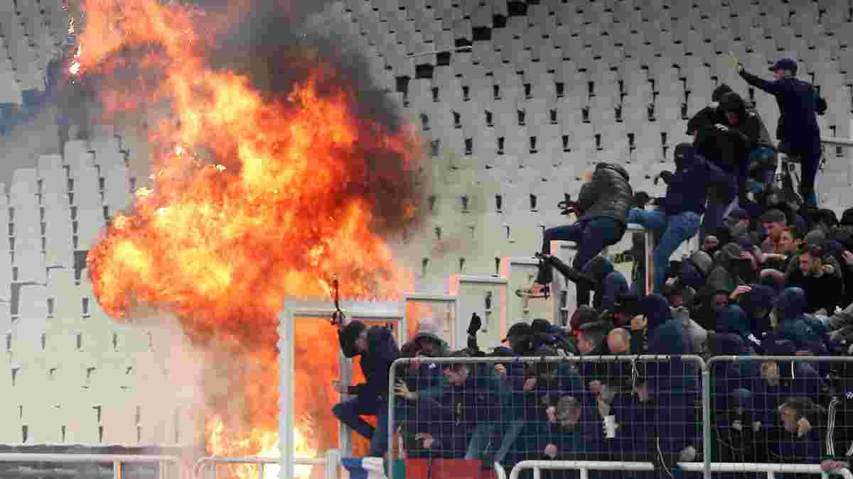 Фанати АЕКа ледь не підсмажили вболівальників Аякса: греки влаштували справжнє пекло на матчі Ліги Європи 