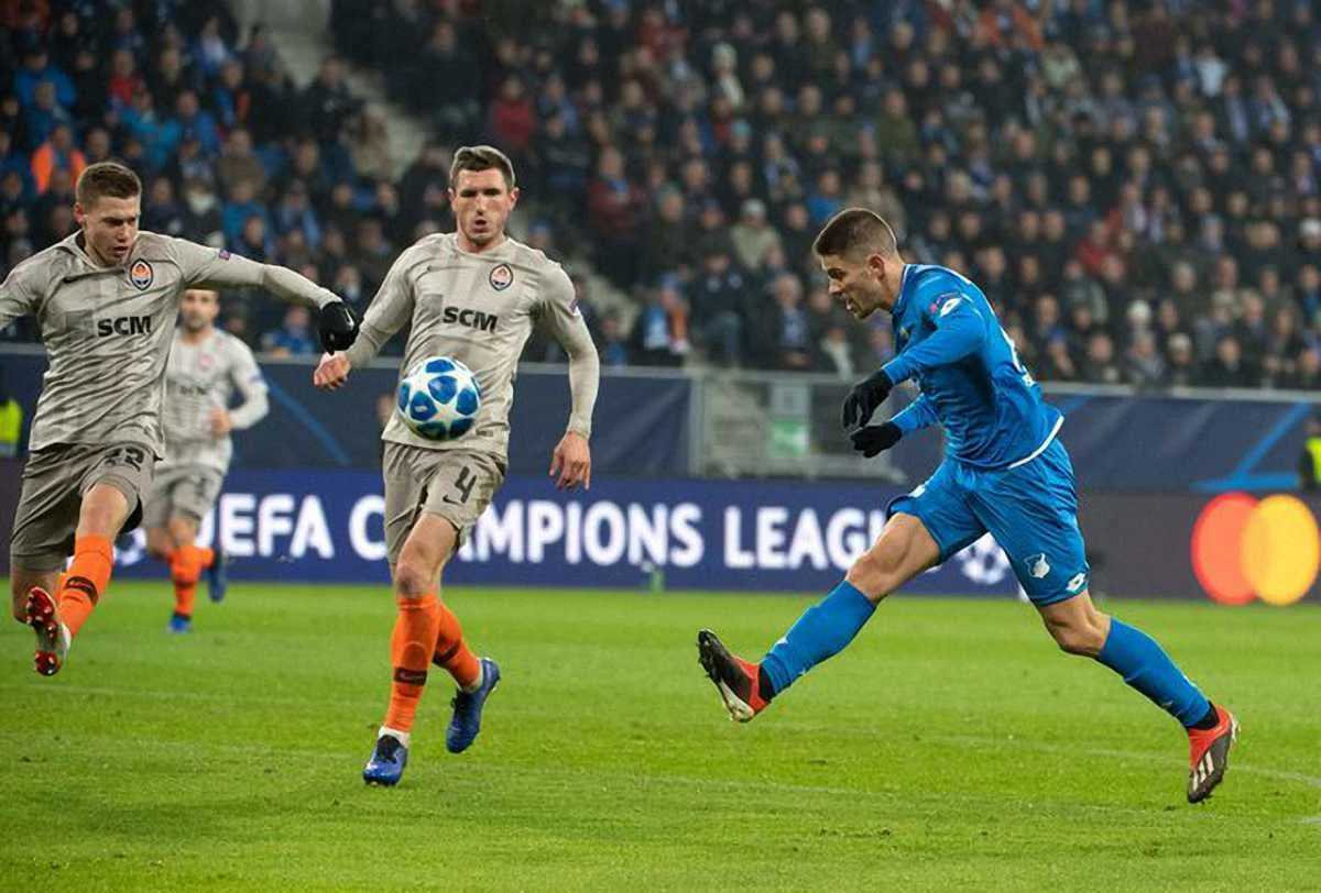 Крамарич перебрасывает Андрея Пятова / Фото: соцсети