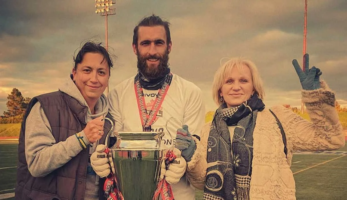 Олександр Мусієнко з трофеєм і групою підтримки / Facebook