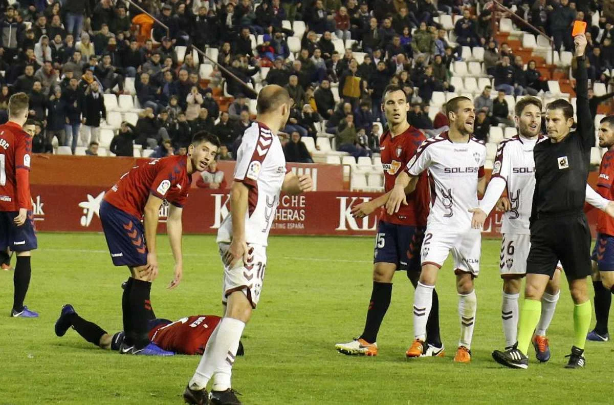 Роман Зозуля отримує червону картку / La liga