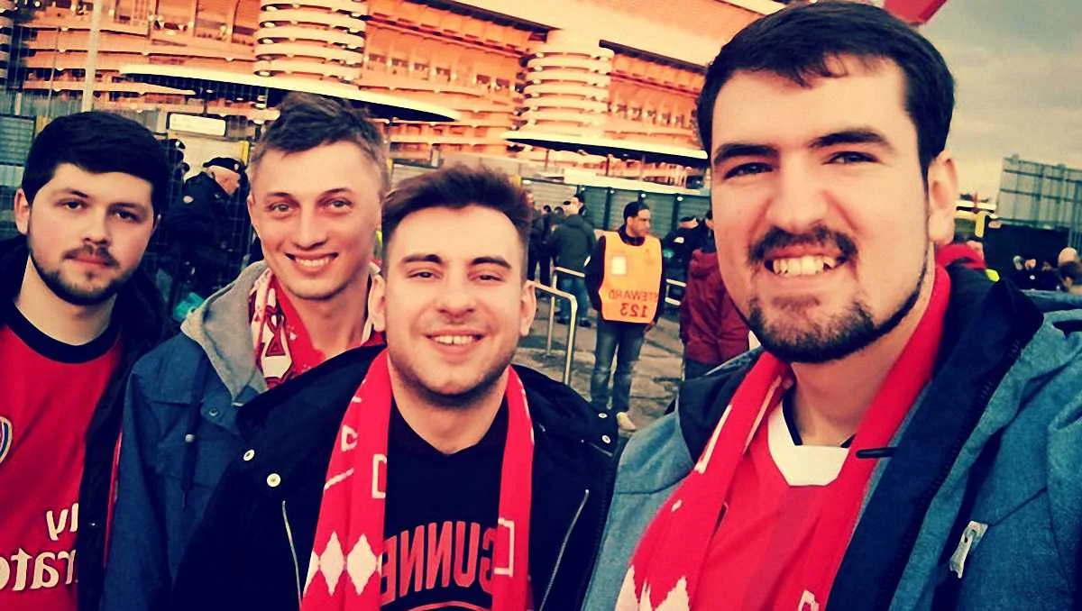 Дмитро Люблін (праворуч), Богдан Цимбалістий (у центрі) та їхні друзі біля Сан-Сіро / Facebook