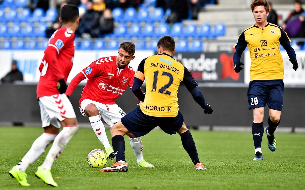 Владлен Юрченко (з м’ячем) / Соцмережі