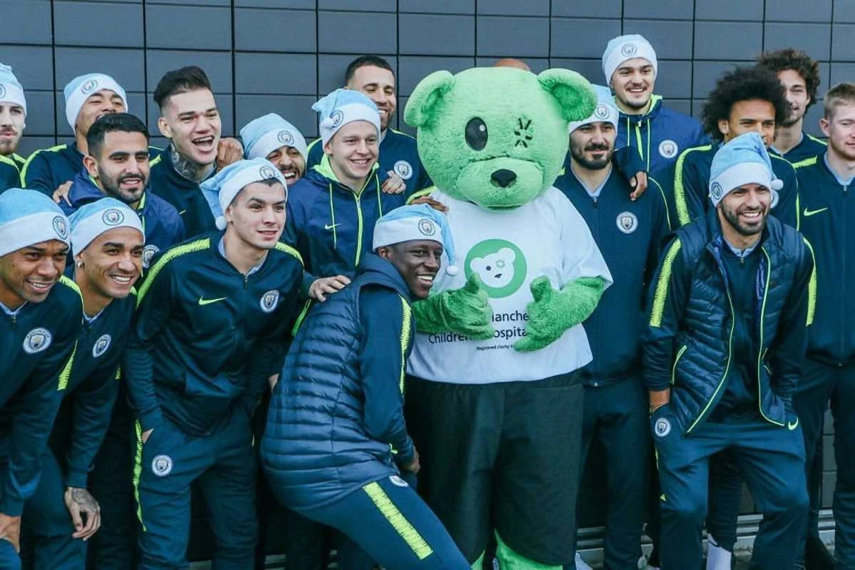 Зинченко с другими игроками Манчестер Сити посетил больных детей / МС