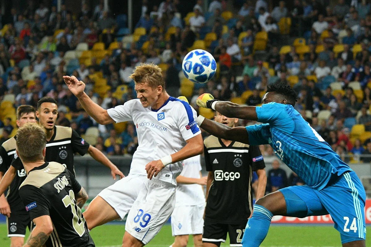 Владислав Супряга ведет борьбу в матче Динамо – Аякс