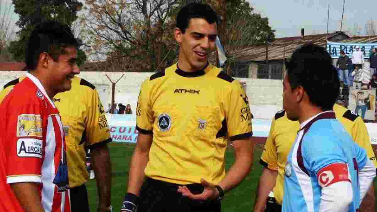 У Аргентині футболіст жорстоко побив арбітра до втрати свідомості через червону картку партнеру, – жахливі кадри