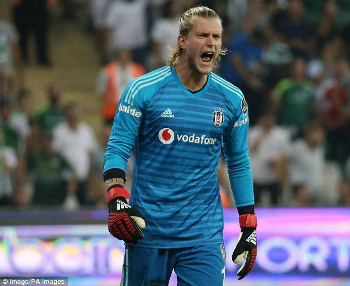 Лоріс Каріус / соцмережі