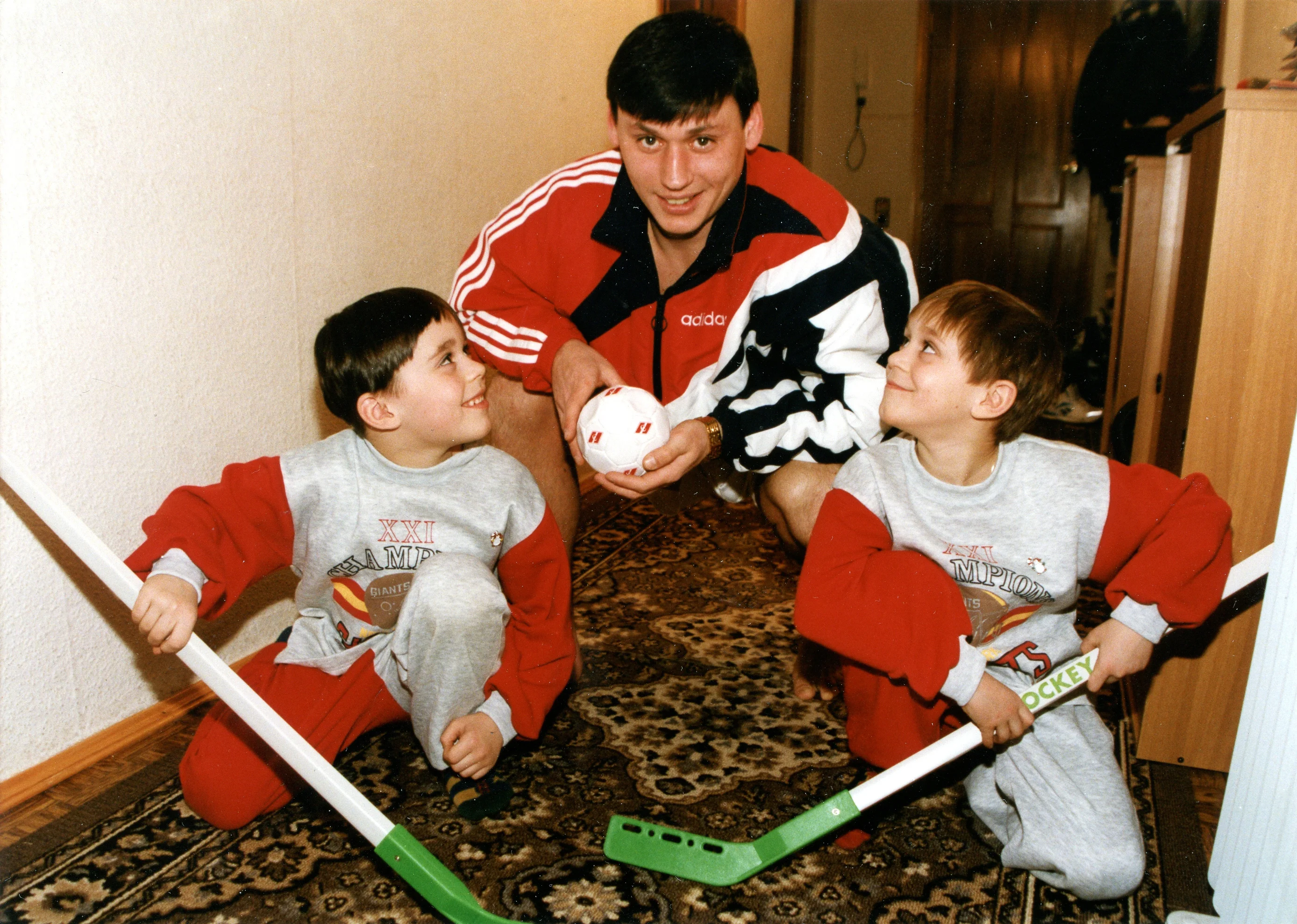 Ілля Цимбалар із синами Олегом та Сергієм / Фото Спорт-Експрес