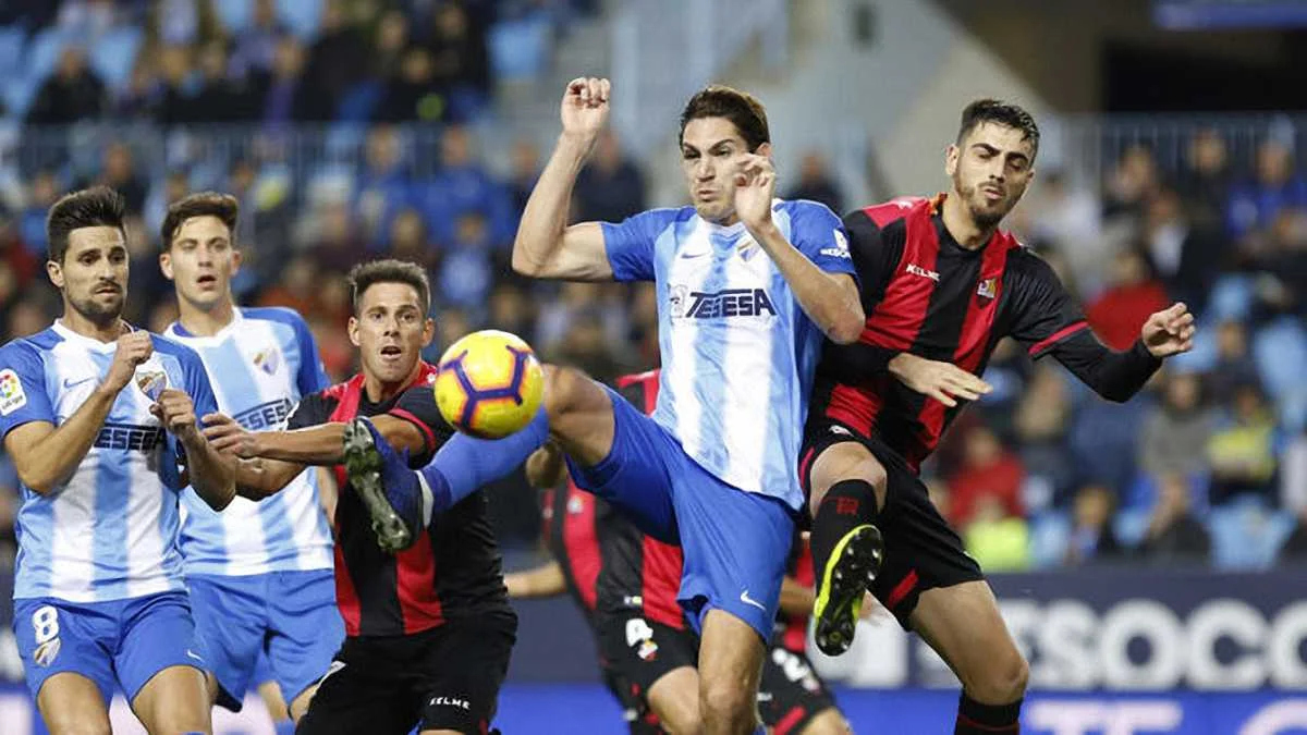 Густаво Бланко Лещук веде боротьбу за м'яч