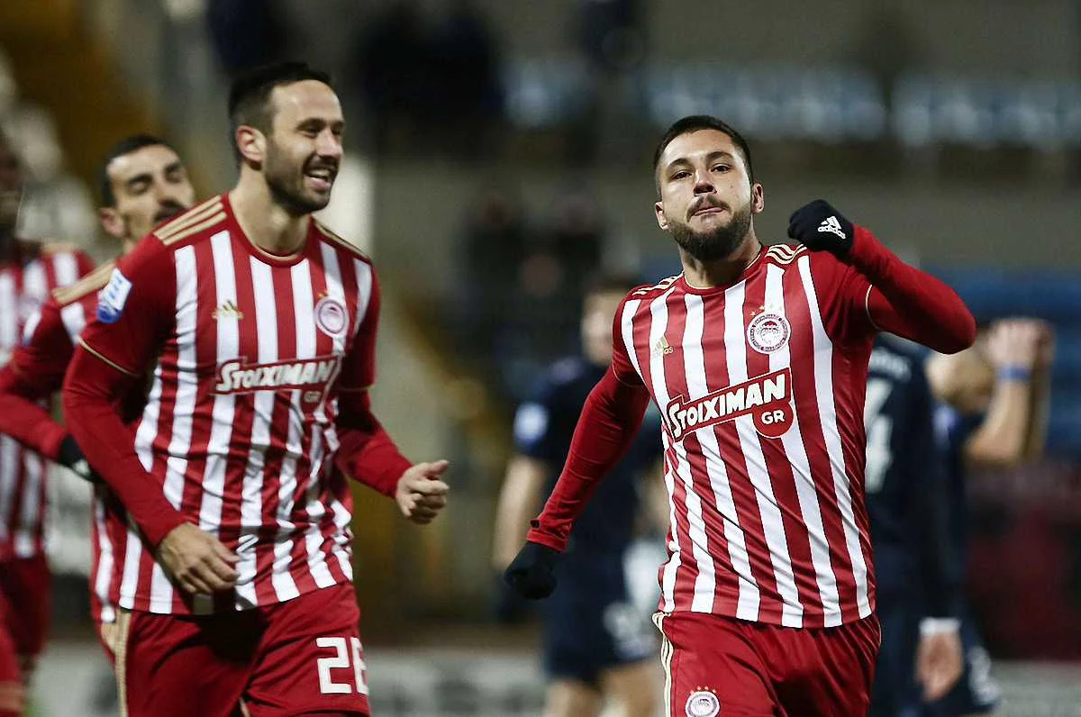 Радость пирейцев / твиттер Олимпиакоса