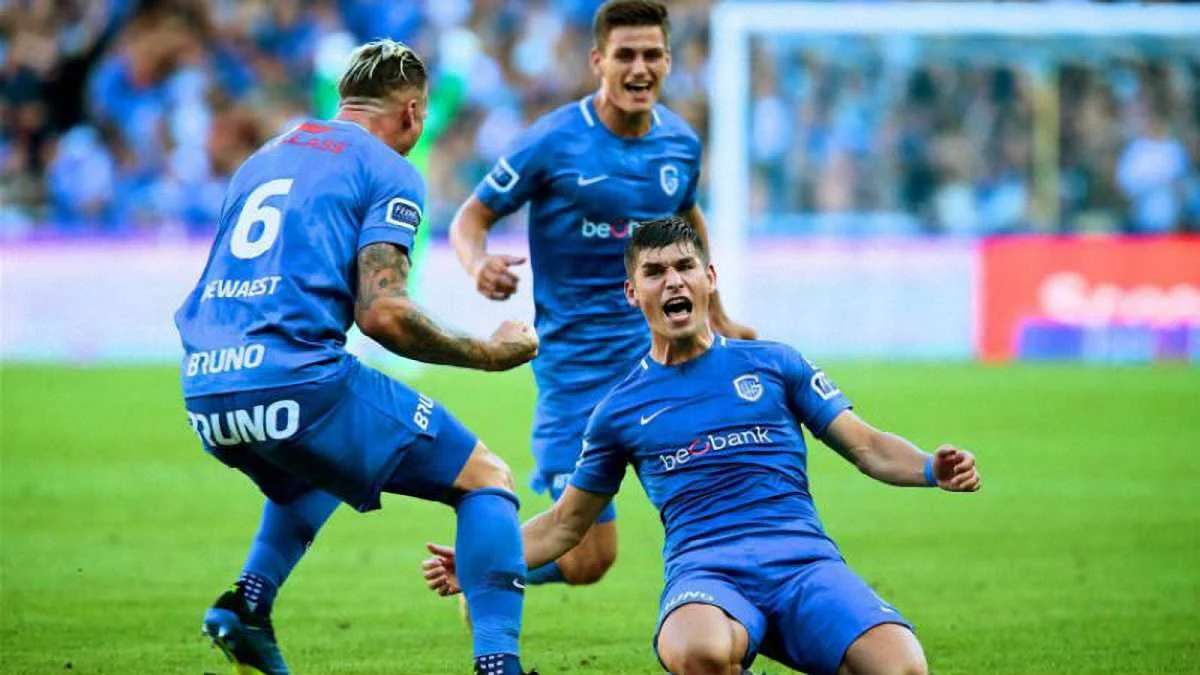 Руслан Маліновський з партнерами по Генку / фото: Photonews