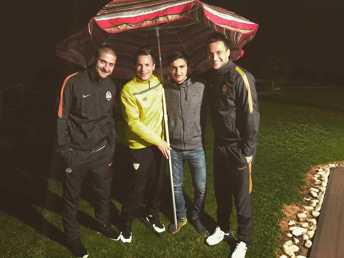 Мар'ян Швед (другий праворуч) у Севілью переходив швидше