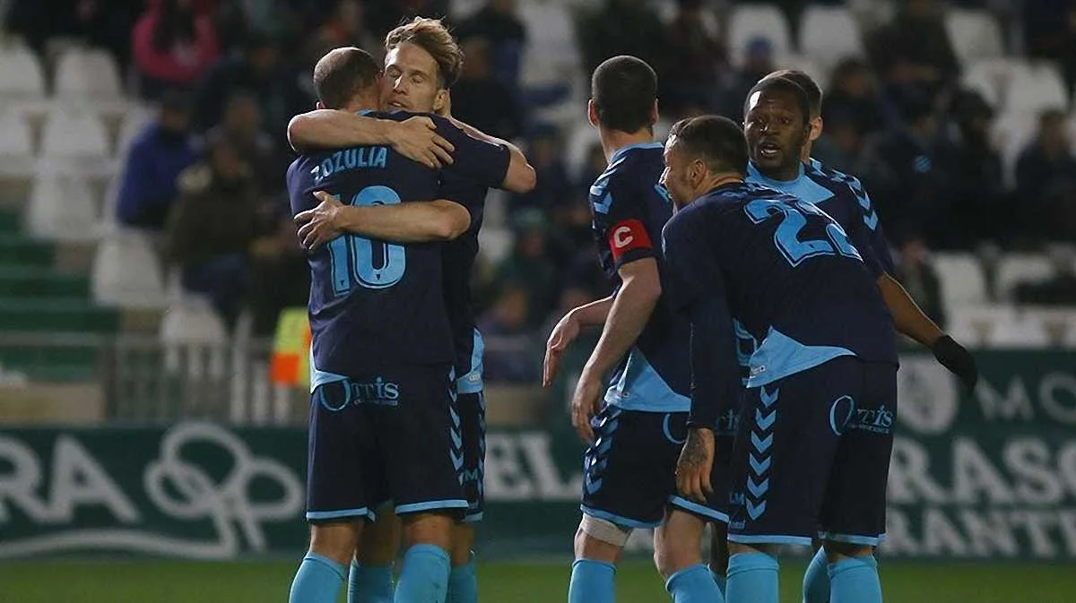 Роман Зозуля получает поздравления от партнеров / La Liga 123