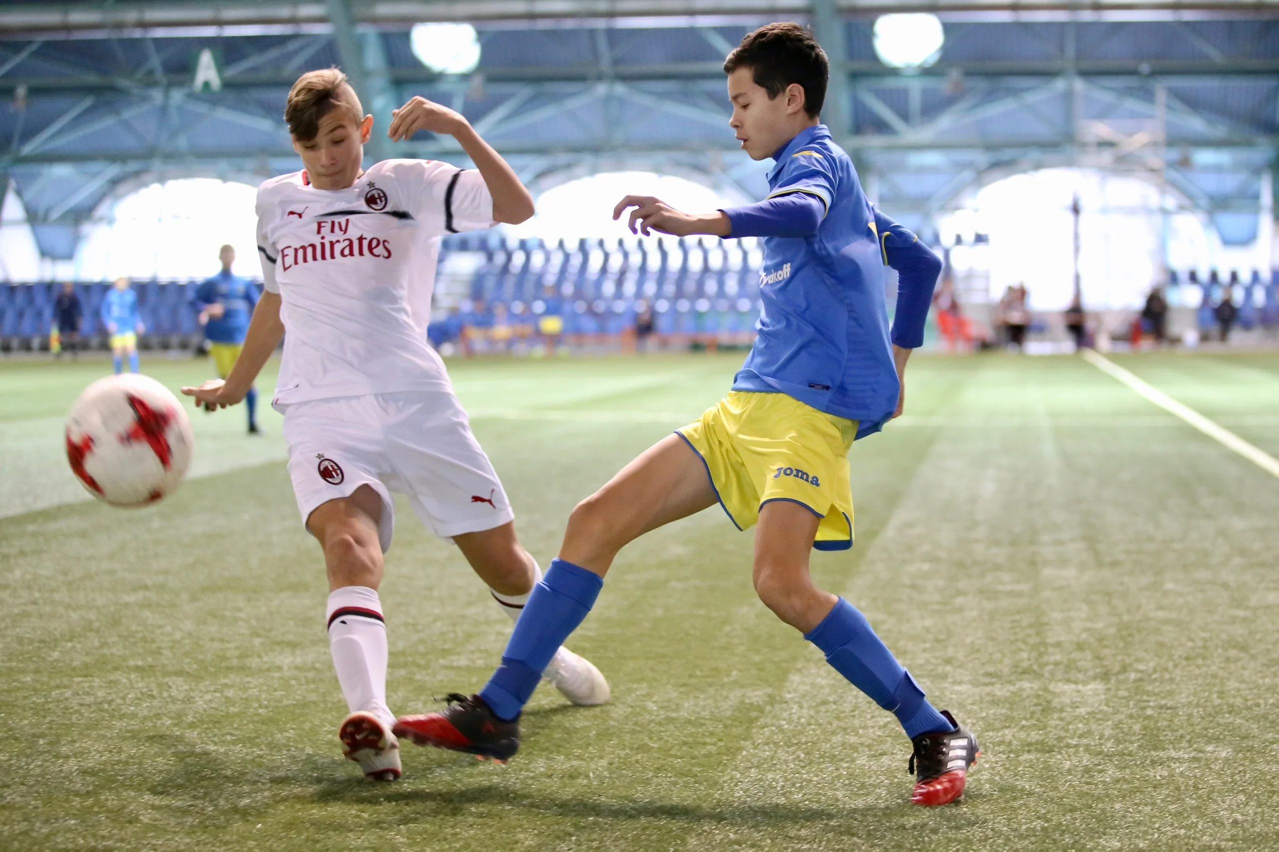 Владислав Нагрудный (слева) забивает за Милан