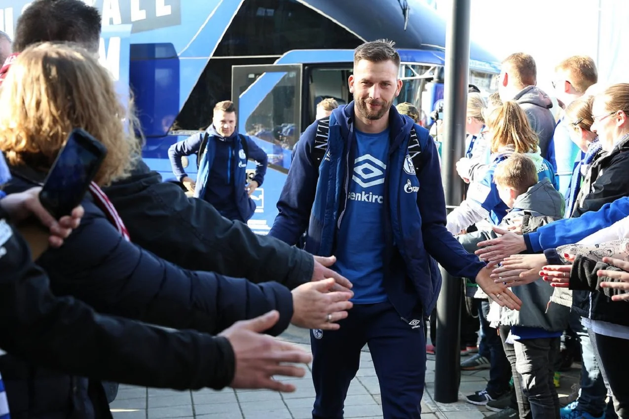 Шальке – Фрайбург: Коноплянка на скамейке