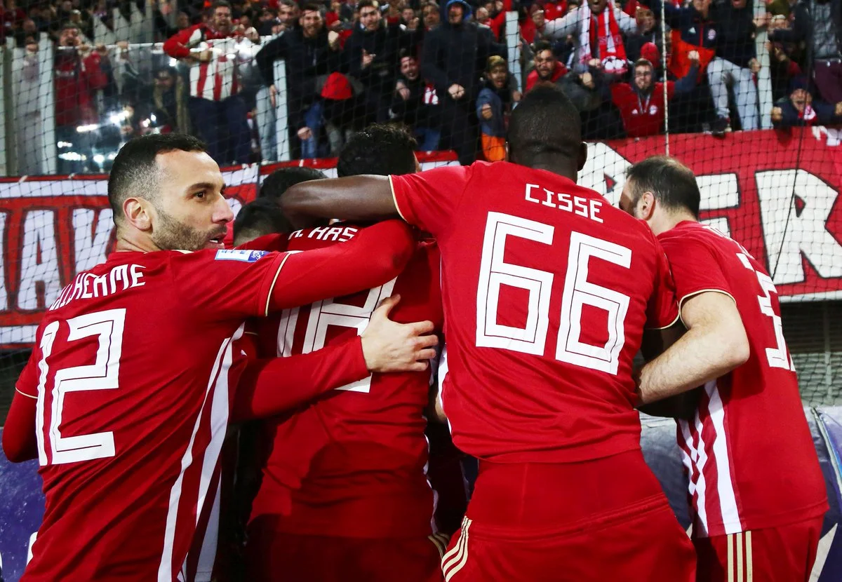 Радость пирейцев / твиттер Олимпиакоса